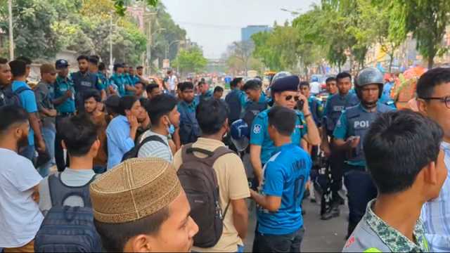 ঢাকা কলেজ ও সিটি কলেজের শিক্ষার্থীদের মধ্যে সংঘর্ষ চলছে