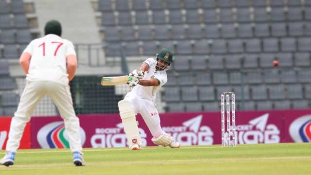 বৃষ্টি বাগড়ায় ৩০ মিনিট পর শুরু খেলা