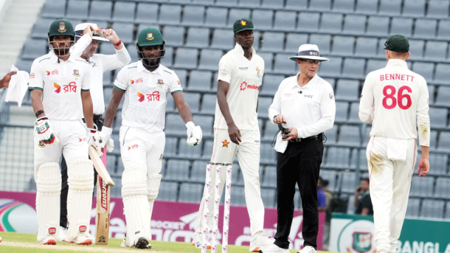 লিড একশ’ ছাড়ালেও চাপেই থাকল বাংলাদেশ