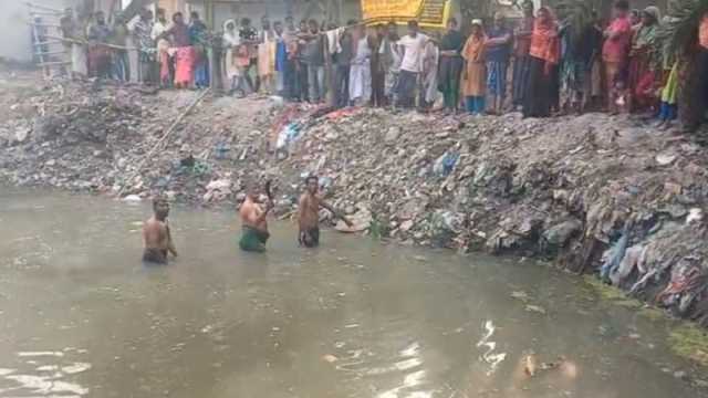 সিদ্ধিরগঞ্জে স্ত্রী-সন্তানসহ ৩ হত্যাকাণ্ডে ব্যবহৃত বটি পুকুর থেকে উদ্ধার