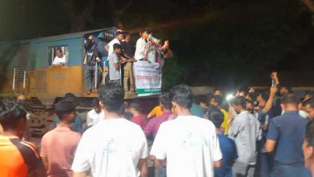 পিএসসি সংস্কারের দাবিতে বাকৃবিতে ১ ঘণ্টা ট্রেন অবরোধ