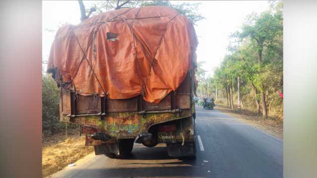 অবশেষে লবনবাহী ট্রাক ধরে মামলা দিল পুলিশ