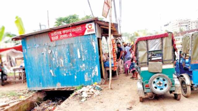নালার ওপর দোকান নিচে ময়লার ভাগাড়