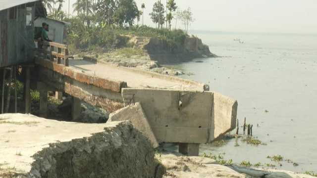 আর ৬০ মিটার গেলেই ভাঙবে শহর রক্ষা বাঁধ