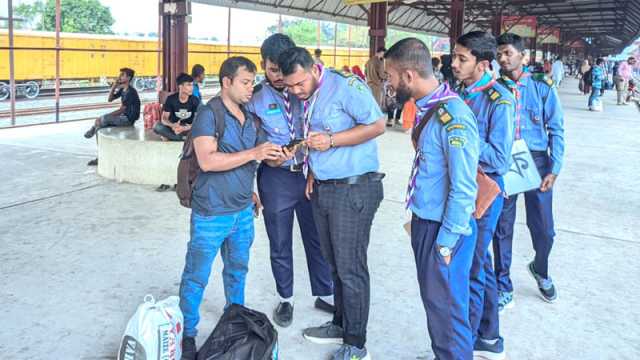 স্কাউট সদস্যদের চেষ্টায় ভোগান্তি কমলো যাত্রীর