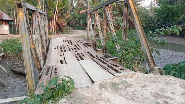 খুলে পড়েছে সেতুর নাটবোল্ট ঝুঁকি নিয়ে চলাচল