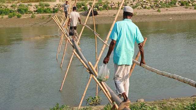 খরায় মরা, বর্ষায় ভরা মনু নদে সাঁকোর ফাঁড়া
