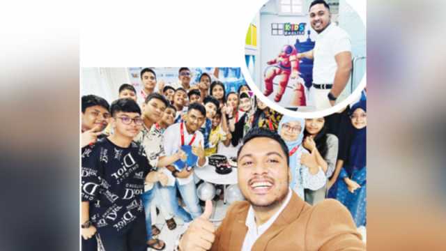 ছোটদের ইংরেজি শেখান যিনি