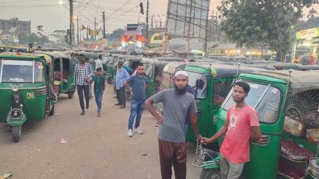 সিন্ডিকেটে দ্বিগুণ ভাড়া আদায় গাড়ি থেকে নামিয়ে অপদস্ত