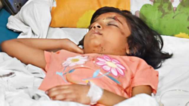 ঘুম ভাঙলেই মা-বাবাকে খুঁজছে ছোট্ট আরাধ্যা