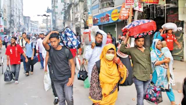 বাড়তি ভাড়া দিয়ে ফিরছে মানুষ