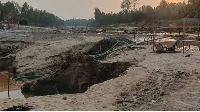 তিন নদীতে দেদার বালু উত্তোলন ভাঙনের ঝুঁকিতে বাড়িঘর