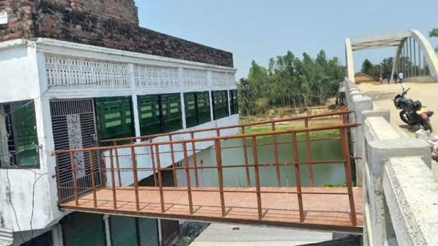 ১৩ কোটির বিলদহর সেতুর রেলিং কেটে বাড়ি-দোকানে যেতে সিঁড়ি