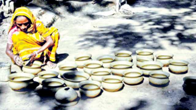 গ্রামীণ মৃৎশিল্প মরছে প্লাস্টিকে