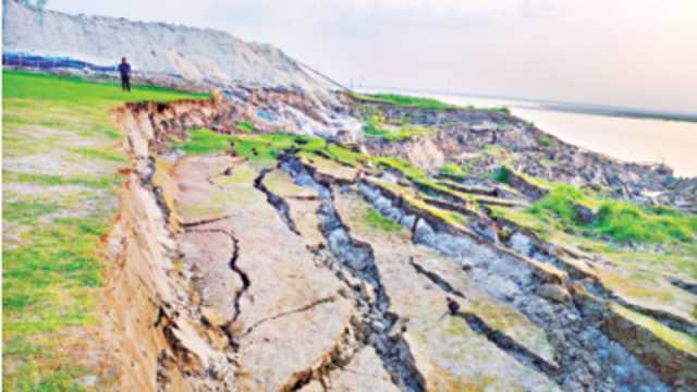 অবৈধভাবে বালু উত্তোলনে পদ্মায় ভাঙন, ঝুঁকিতে বাঁধ