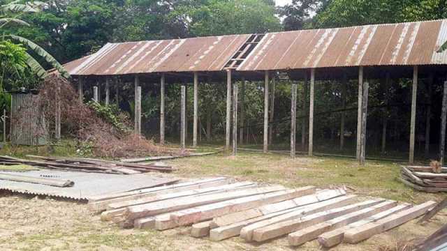 নিলাম দেখিয়ে বিদ্যালয়ের ঘর বাড়িতে নিলেন শিক্ষক