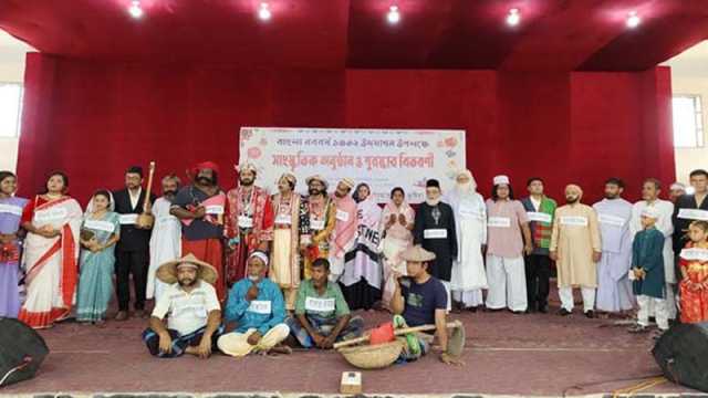 আনন্দ শোভাযাত্রায় দেখা মিলল রবীন্দ্রনাথ নজরুল লালনের