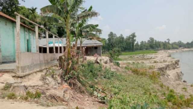 অসময়ে ব্রহ্মপুত্রে ভাঙন, ঝুঁকিতে বসতভিটা