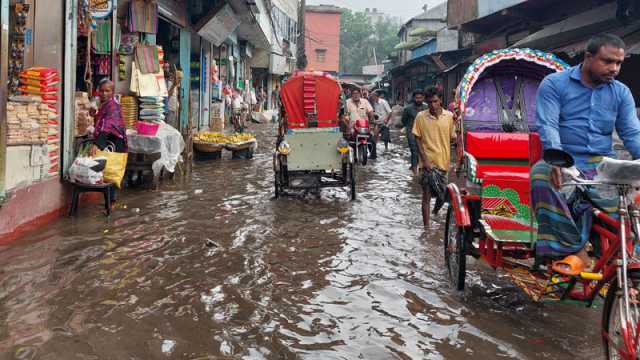 নালা বন্ধ, সামান্য বৃষ্টিতে জলাবদ্ধতা