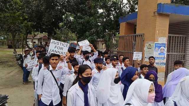 ছাত্রী হত্যার বিচার চেয়ে বিক্ষোভ আসামির বাড়িতে অগ্নিসংযোগ