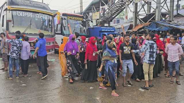 বেতনের দাবিতে মহাসড়ক অবরোধ করে বিক্ষোভ