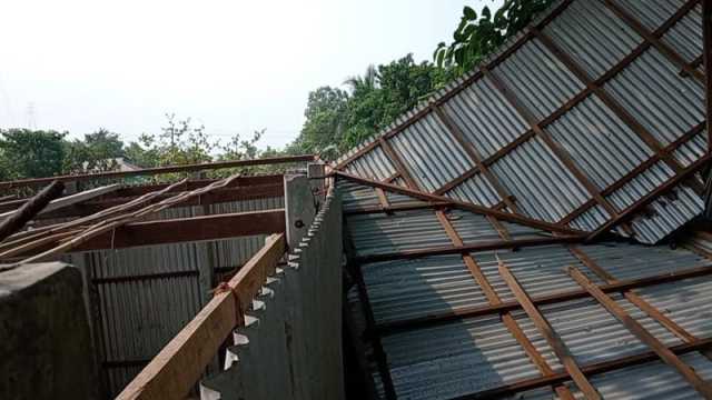 ঝড়ে উড়ে গেল বিদ্যালয়ের টিনের চালা, পাঠদান বন্ধ