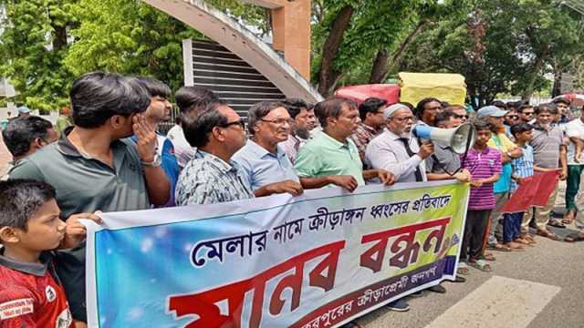 খেলার মাঠে মেলা বন্ধ চাইলেন ক্রীড়ামোদীরা