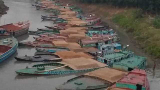 রক্তি নদীর নৌজটে আটকা শতাধিক বাল্কহেড-ট্রলার