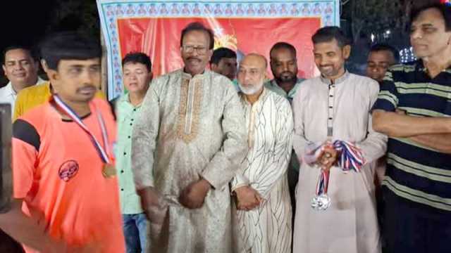 পুরস্কার বিতরণীর এক মঞ্চে বিএনপি ও আ’লীগ নেতা