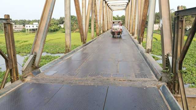 ভারী গাড়ি উঠলেই শুরু হয় কাঁপাকাঁপি