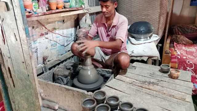 নববর্ষ উপলক্ষে ব্যস্ততা বেড়েছে মৃৎশিল্পীদের
