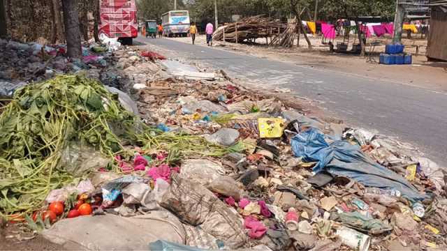 ময়লায় ভরে যাচ্ছে পৌর এলাকা
