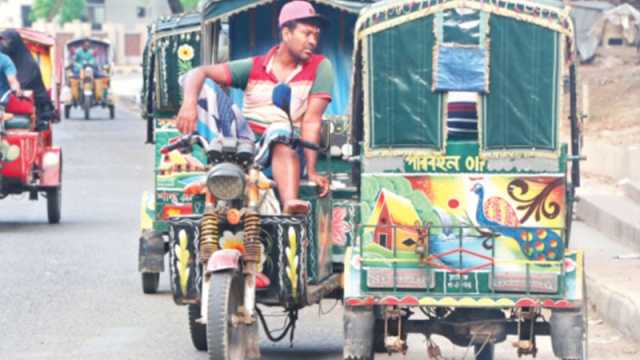 রাজশাহীতে মিস্ত্রি মজুর সবাই এখন অটোচালক