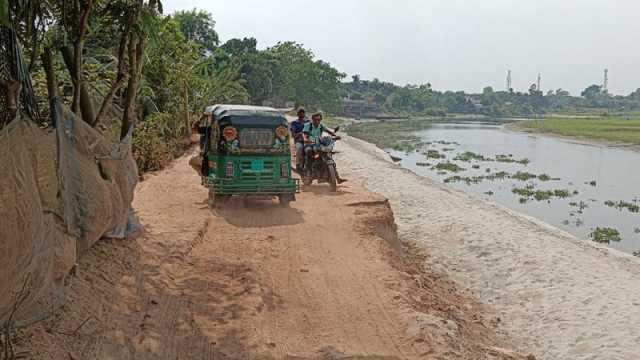 স্রোতে বিলীন ২০০ মিটার সড়ক, দুর্ভোগ ২২ গ্রামে