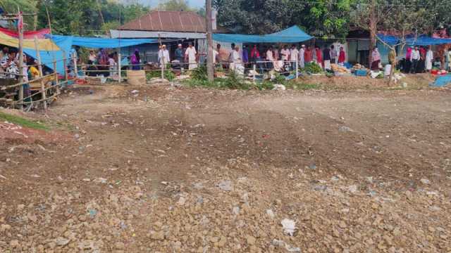 বাজারের জমি দখলে নেওয়ার অভিযোগ