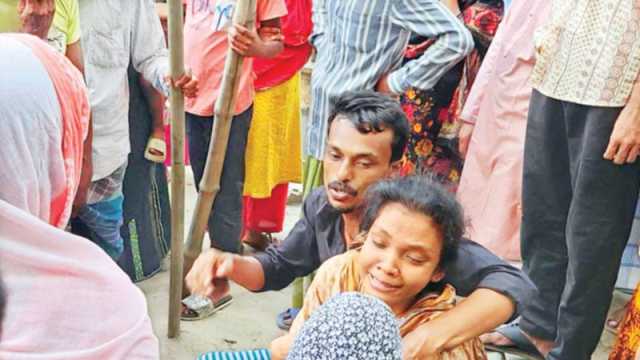কাটা হাত দেখে এগিয়ে মিলল ৩ লাশ