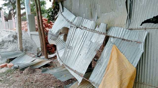 জমি দখলে হামলা ভাঙচুর পুলিশের সামনেই মারধর