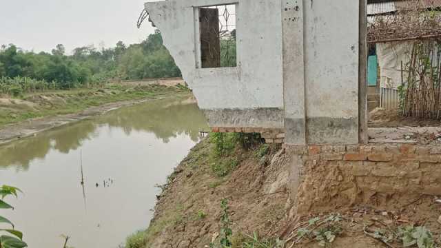 নদীতে ড্রেজার, বিলীনের ঝুঁকিতে কৃষিজমি-রাস্তাঘাট