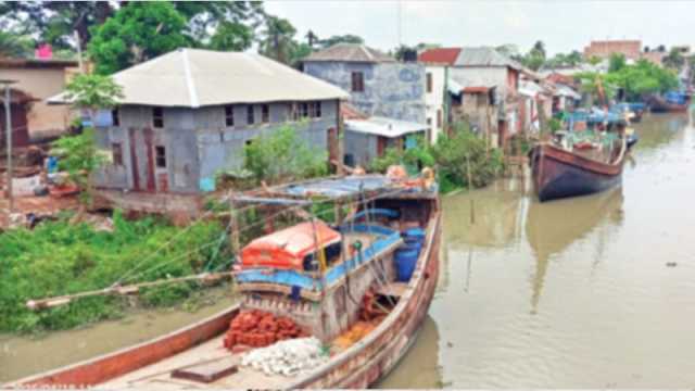 ৩২ খাল দখল, ঝুঁকিতে মৎস্যনির্ভর অর্থনীতি