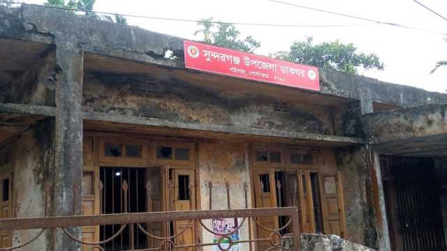 খসে পড়ছে ছাদ-পলেস্তারা সেবা নিতে দাঁড়াতেও ভয়