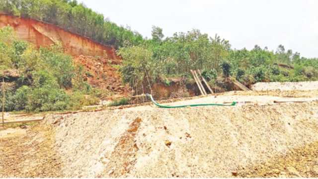 লম্বাশিয়া পাহাড়ে ধ্বংসযজ্ঞ চলছেই
