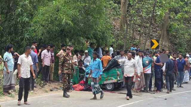 পিকআপ-অটোরিকশা সংঘর্ষ প্রাণ গেল ছয়জনের