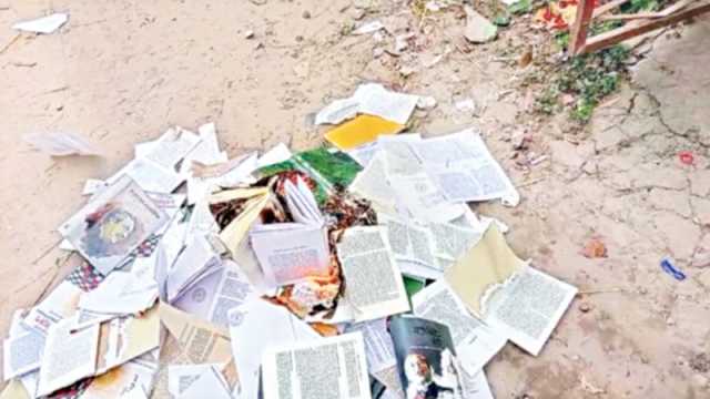 গ্রন্থাগারের সামনে পোড়ানো হলো ‘স্বৈরাচারপন্থি’ বই