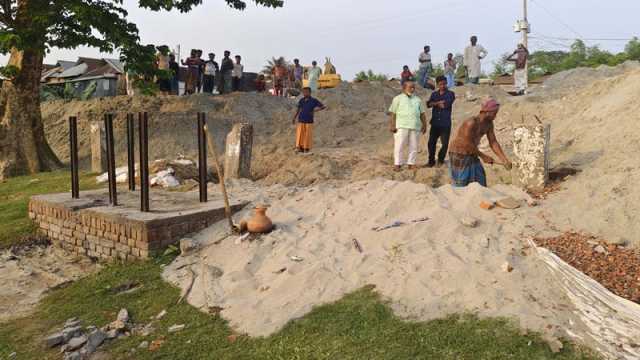 গরুর হাট বসাতে শ্মশান ভরাট