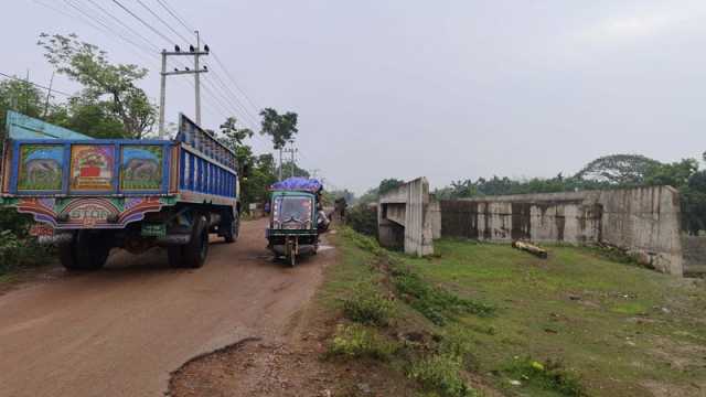 ৫ কোটি টাকার সেতুতে যানবাহন চলবে কবে