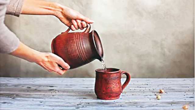 মাটির পাত্রে রাখা পানি