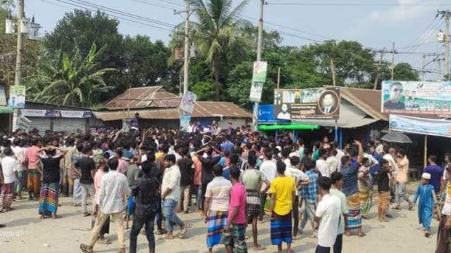 চার দফা দাবিতে সড়ক অবরোধ আশ্বাসে প্রত্যাহার