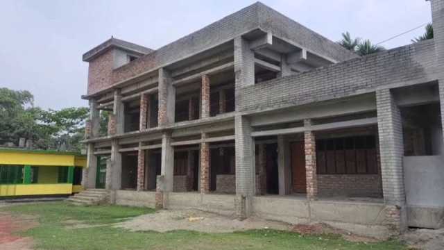 বিল তুলে পলাতক ঠিকাদার স্কুলে বসে মাদকের আড্ডা