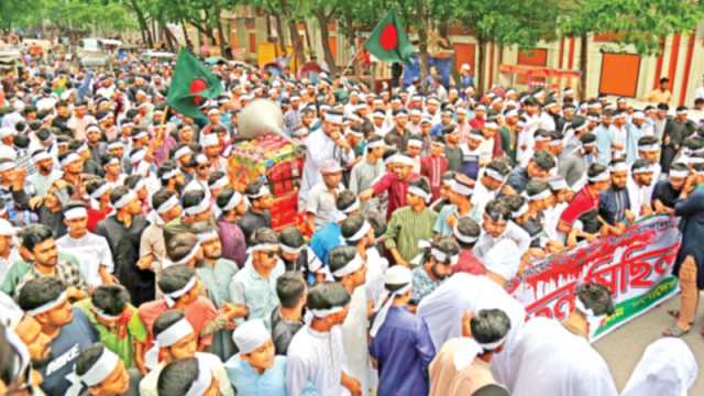 শুক্রবারেও রাস্তায় পলিটেকনিকের শিক্ষার্থীরা