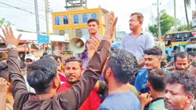 ভোলায় ইন্ট্রাকোর ৪টি গাড়ি আটকে দিয়েছে ছাত্র-জনতা